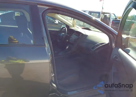 2018 Ford Focus S z USA, uszkodzony, nr VIN 1FADP3E23JL213801